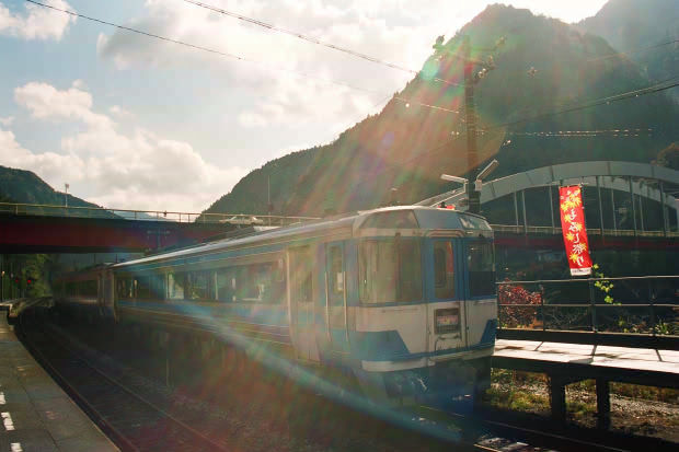 �S���E�A�C�����h�G�N�X�v���X
(620�~413pixel,42.5KB)