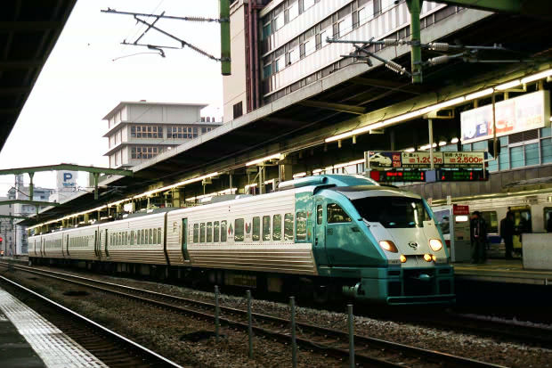 �i�q��B�̎ԗ�����
(620�~413pixel,65.9KB)