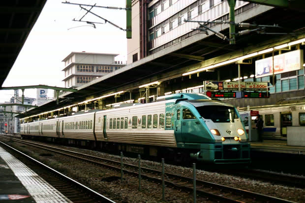 �i�q��B�̎ԗ�����
(620�~413pixel,64.8KB)