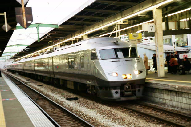 �i�q��B�̎ԗ�����
(620�~413pixel,62.4KB)