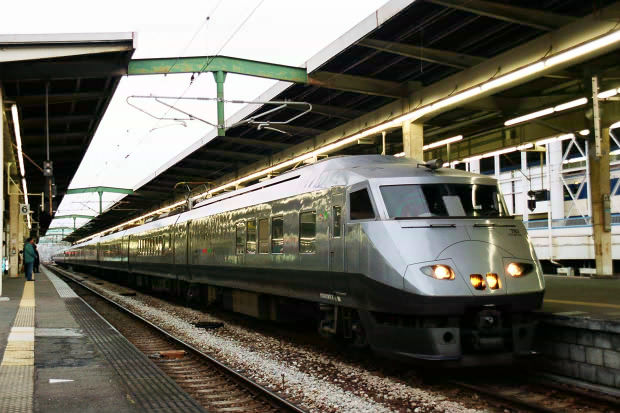 �i�q��B�̎ԗ�����
(620�~413pixel,61.2KB)