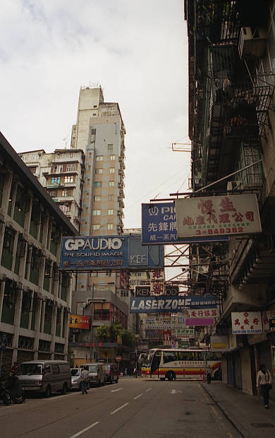 ���ׂ̒��̊X�A�㗴
(390�~620pixel,44.6KB)