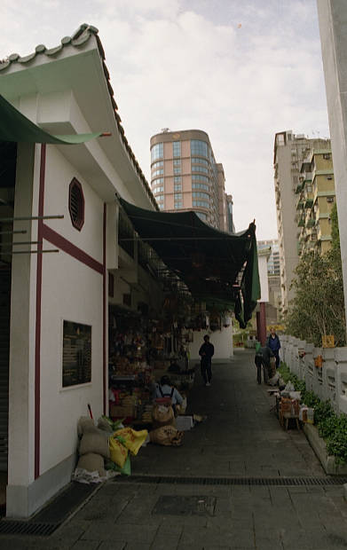 ���ׂ̒��̊X�A�㗴
(391�~620pixel,34.2KB)