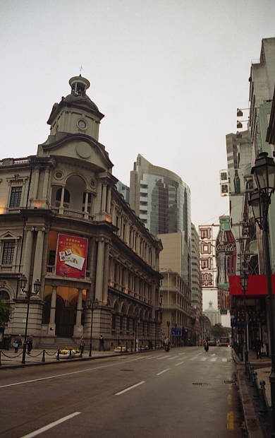 �|���g�K���̕����c���X�E�S��
(390�~620pixel,36.8KB)