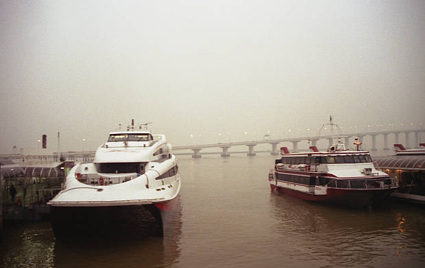 �|���g�K���̕����c���X�E�S��
(620�~392pixel,24.8KB)