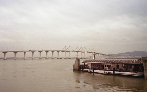 �|���g�K���̕����c���X�E�S��
(620�~388pixel,22.7KB)