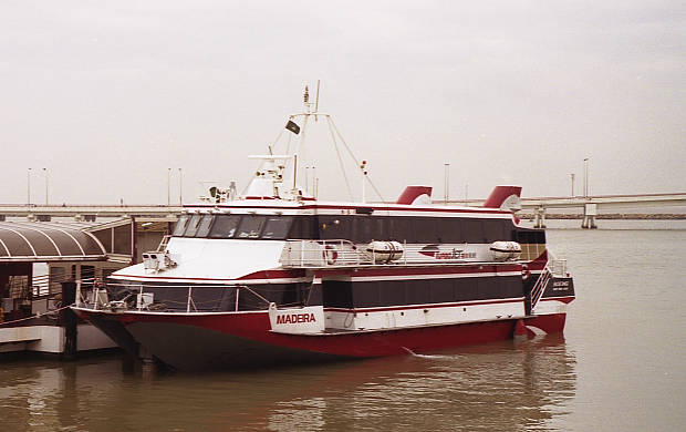 �|���g�K���̕����c���X�E�S��
(620�~390pixel,34.9KB)