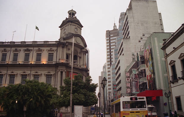 �|���g�K���̕����c���X�E�S��
(620�~395pixel,41.4KB)