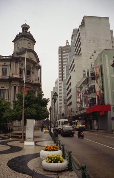 �|���g�K���̕����c���X�E�S��
(398�~620pixel,38.2KB)