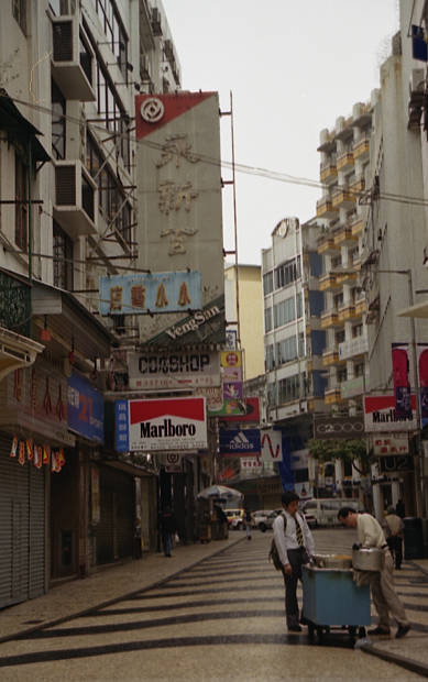 �|���g�K���̕����c���X�E�S��
(389�~620pixel,43.5KB)