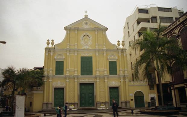 �|���g�K���̕����c���X�E�S��
(620�~390pixel,35.3KB)