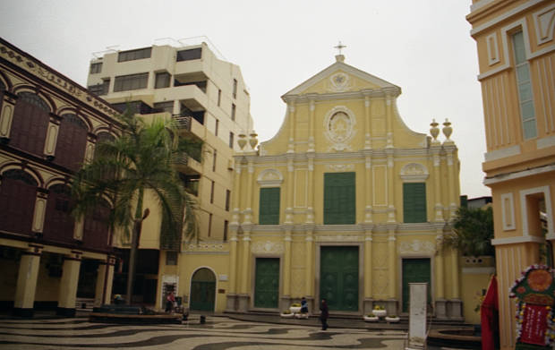 �|���g�K���̕����c���X�E�S��
(620�~391pixel,39.8KB)