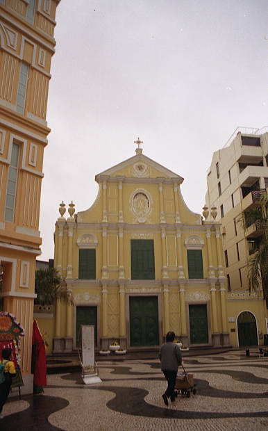 �|���g�K���̕����c���X�E�S��
(386�~620pixel,36.8KB)