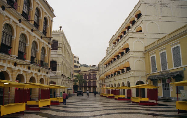 �|���g�K���̕����c���X�E�S��
(620�~392pixel,47.3KB)