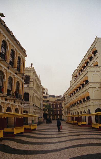 �|���g�K���̕����c���X�E�S��
(394�~620pixel,38.7KB)