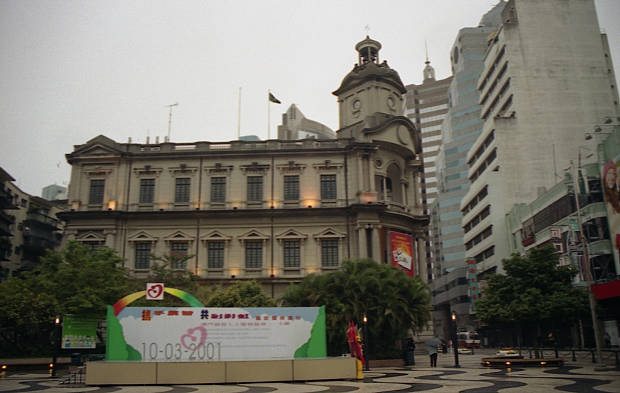 �|���g�K���̕����c���X�E�S��
(620�~393pixel,40.1KB)