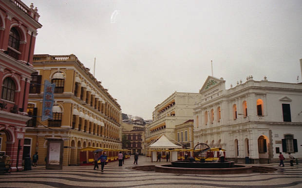 �|���g�K���̕����c���X�E�S��
(620�~387pixel,38.6KB)