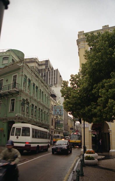 �|���g�K���̕����c���X�E�S��
(395�~620pixel,39.5KB)