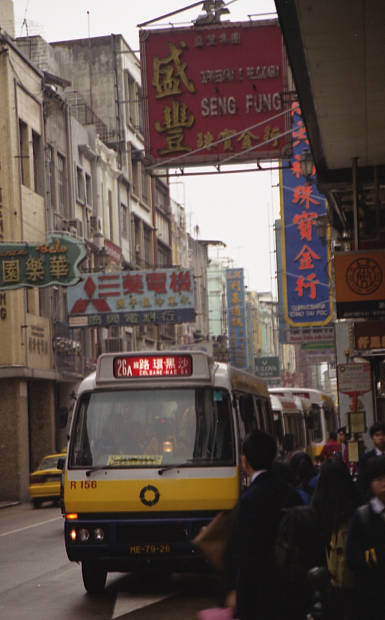 �|���g�K���̕����c���X�E�S��
(385�~620pixel,39.6KB)