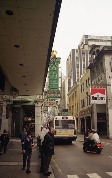 �|���g�K���̕����c���X�E�S��
(389�~620pixel,37.2KB)