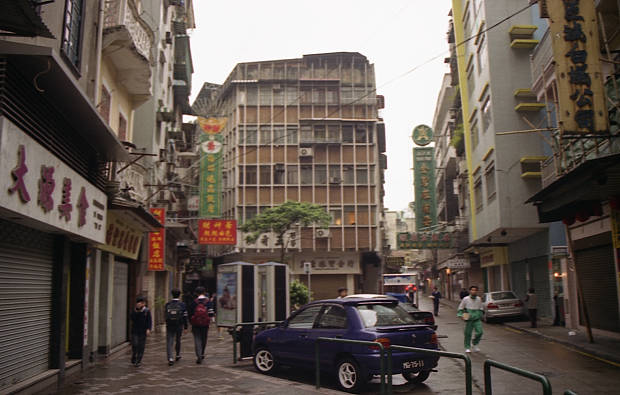 �|���g�K���̕����c���X�E�S��
(620�~395pixel,48.6KB)