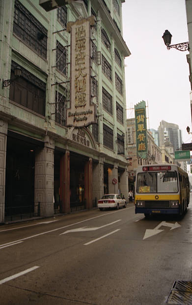 �|���g�K���̕����c���X�E�S��
(391�~620pixel,40.3KB)